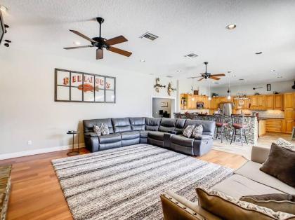Pristine Lakeside 3BR Home w Private Pool - image 2