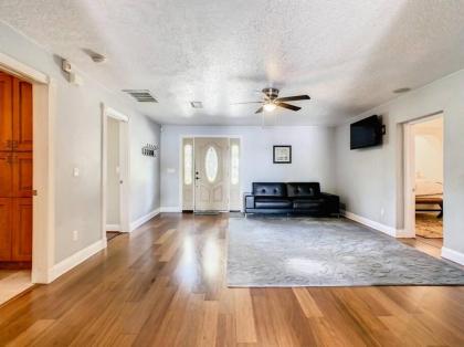 Pristine Lakeside 3BR Home w Private Pool - image 5