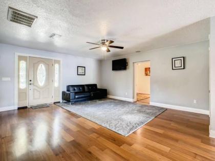 Pristine Lakeside 3BR Home w Private Pool - image 6