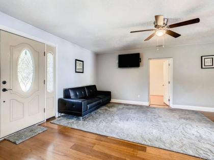Pristine Lakeside 3BR Home w Private Pool - image 7