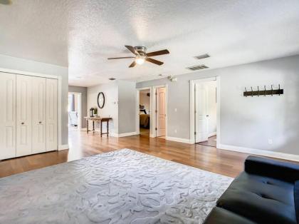 Pristine Lakeside 3BR Home w Private Pool - image 8