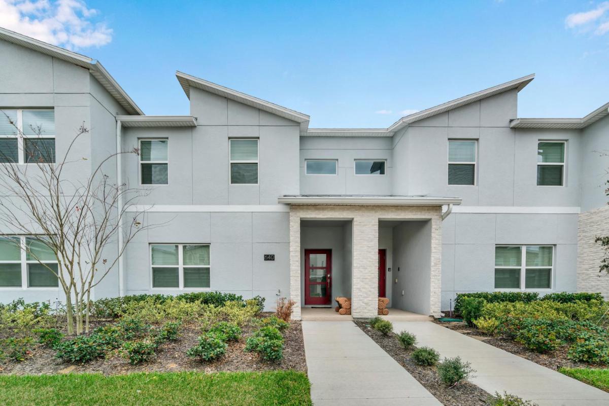 Championsgate 469 - Stylish townhouse with private plunge pool near Disney - image 2