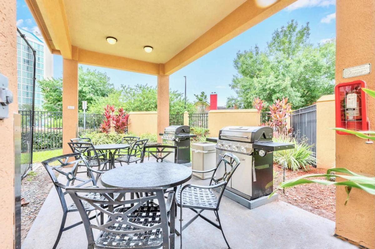 Apt Close to Universal Studios - W Hot tub Pool - image 4