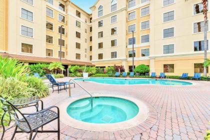 Apt Close to Universal Studios - W Hot tub Pool - image 7