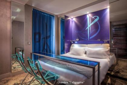 Apostrophe Hotel - image 1