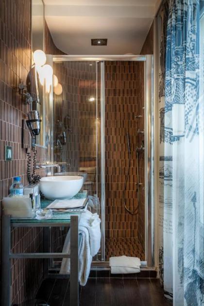 Apostrophe Hotel - image 14