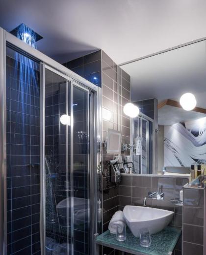Apostrophe Hotel - image 16