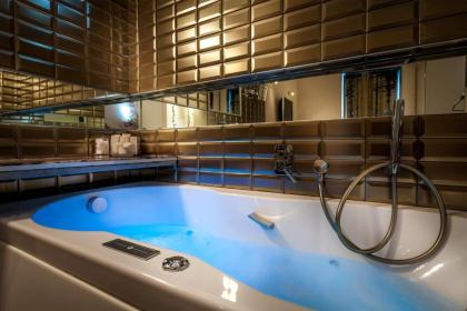 Apostrophe Hotel - image 20
