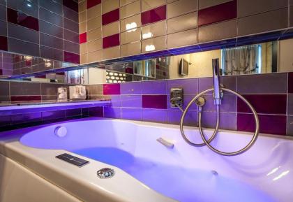 Apostrophe Hotel - image 5