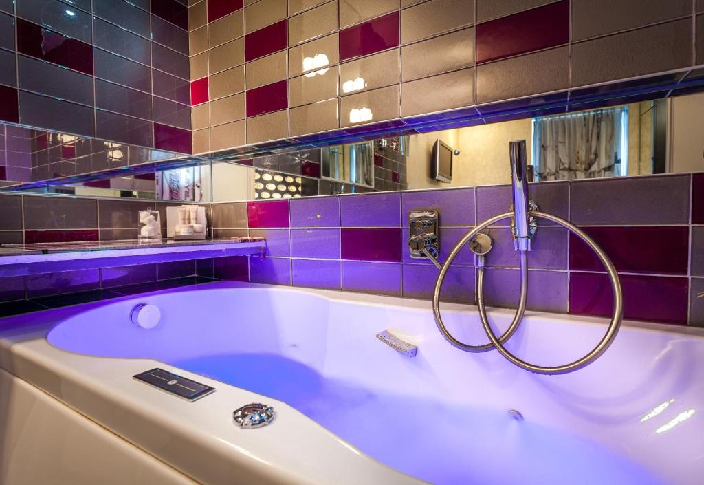 Apostrophe Hotel - image 5
