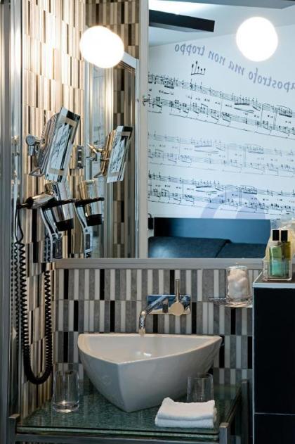 Apostrophe Hotel - image 7