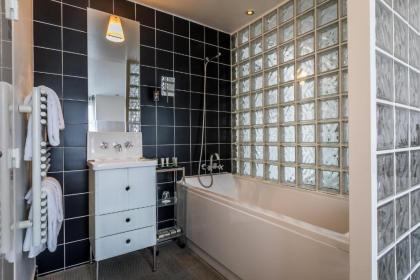 Kube Hotel - image 20