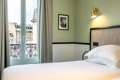 Hotel at Gare du Nord - image 1