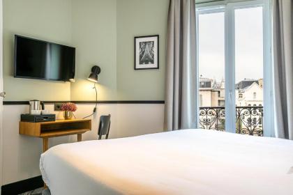 Hotel at Gare du Nord - image 10