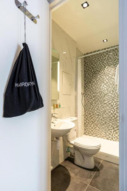 Hotel at Gare du Nord - image 11
