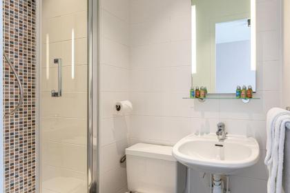 Hotel at Gare du Nord - image 12