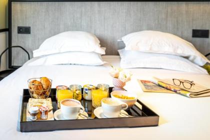 Hotel at Gare du Nord - image 16
