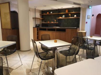 Hotel at Gare du Nord - image 19