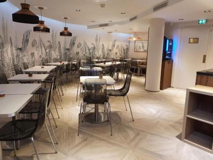 Hotel at Gare du Nord - image 20