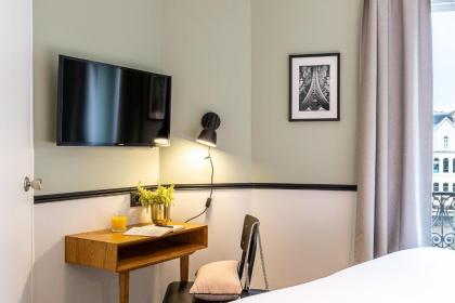 Hotel at Gare du Nord - image 3