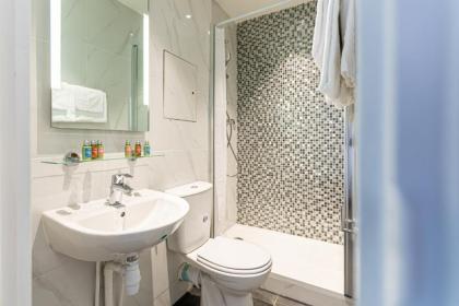 Hotel at Gare du Nord - image 4