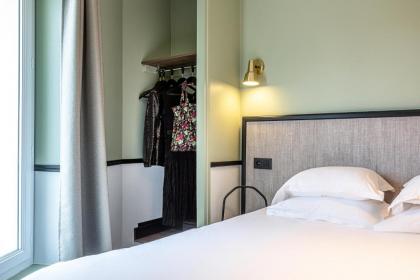 Hotel at Gare du Nord - image 9