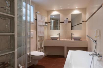 L'Ouest Hotel - image 11