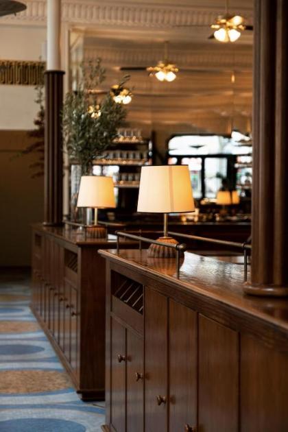 Hotel Carlton's Montmartre - image 20