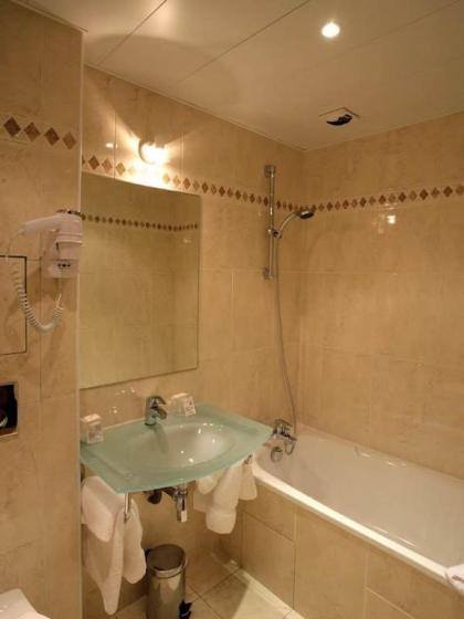 121 Paris Hotel - image 10