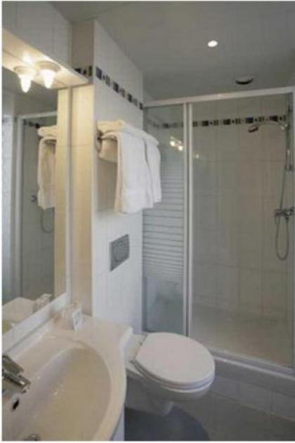 121 Paris Hotel - image 3