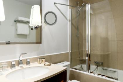 Renaissance by Marriott Paris Vendome Hotel - image 2