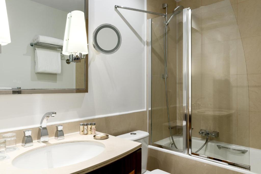 Renaissance by Marriott Paris Vendome Hotel - image 2