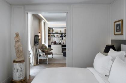 Hotel De Crillon - image 9
