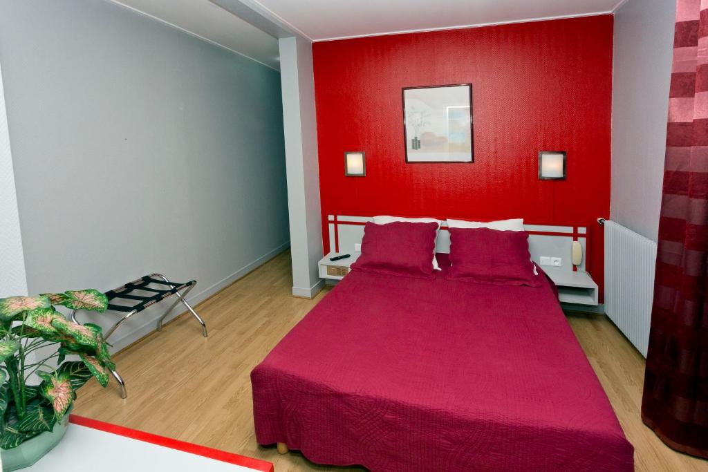 Hipotel Paris Belgrand Mairie Du 20eme - image 3