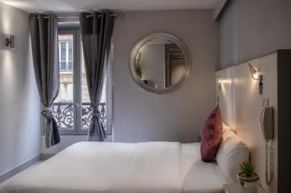 Nation Montmartre Hotel - image 3