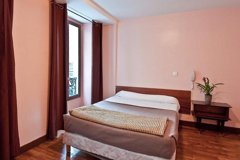 Nation Montmartre Hotel - image 5