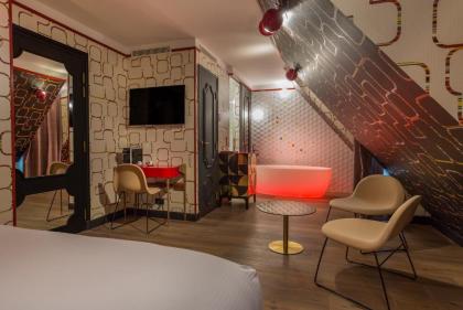 Idol Hotel - image 13