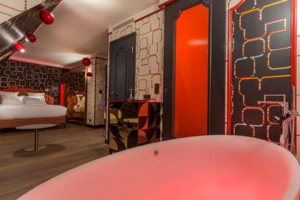 Idol Hotel - image 14