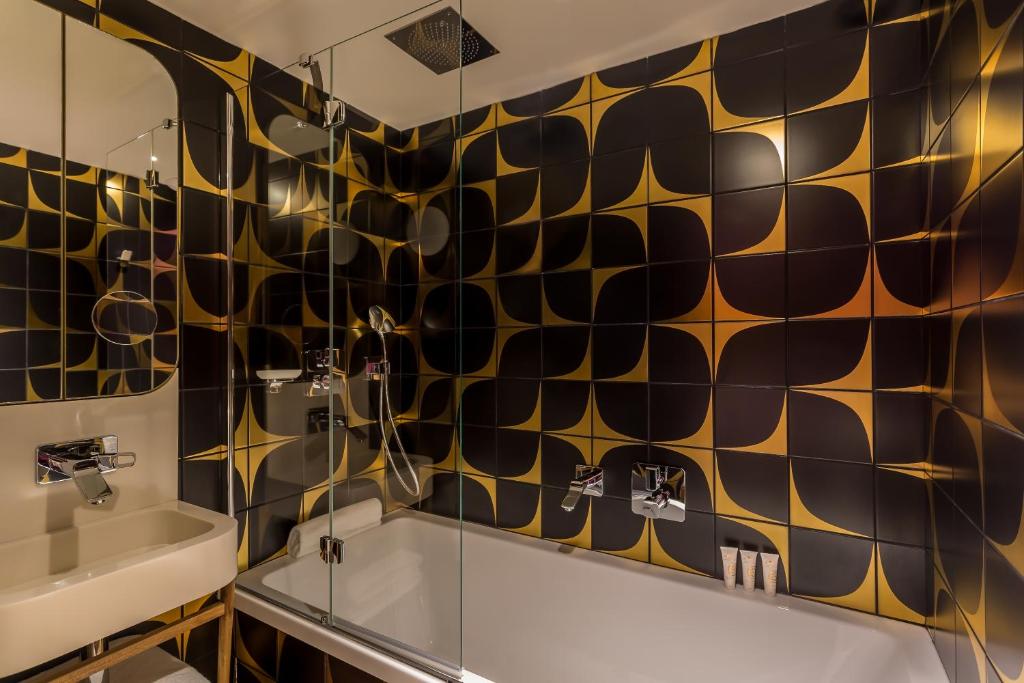 Idol Hotel - image 7