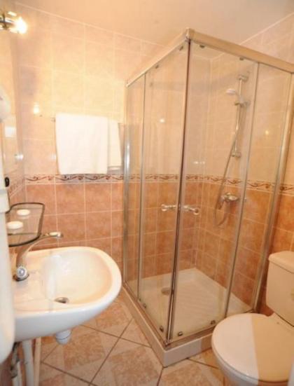 Sully Hotel - image 2