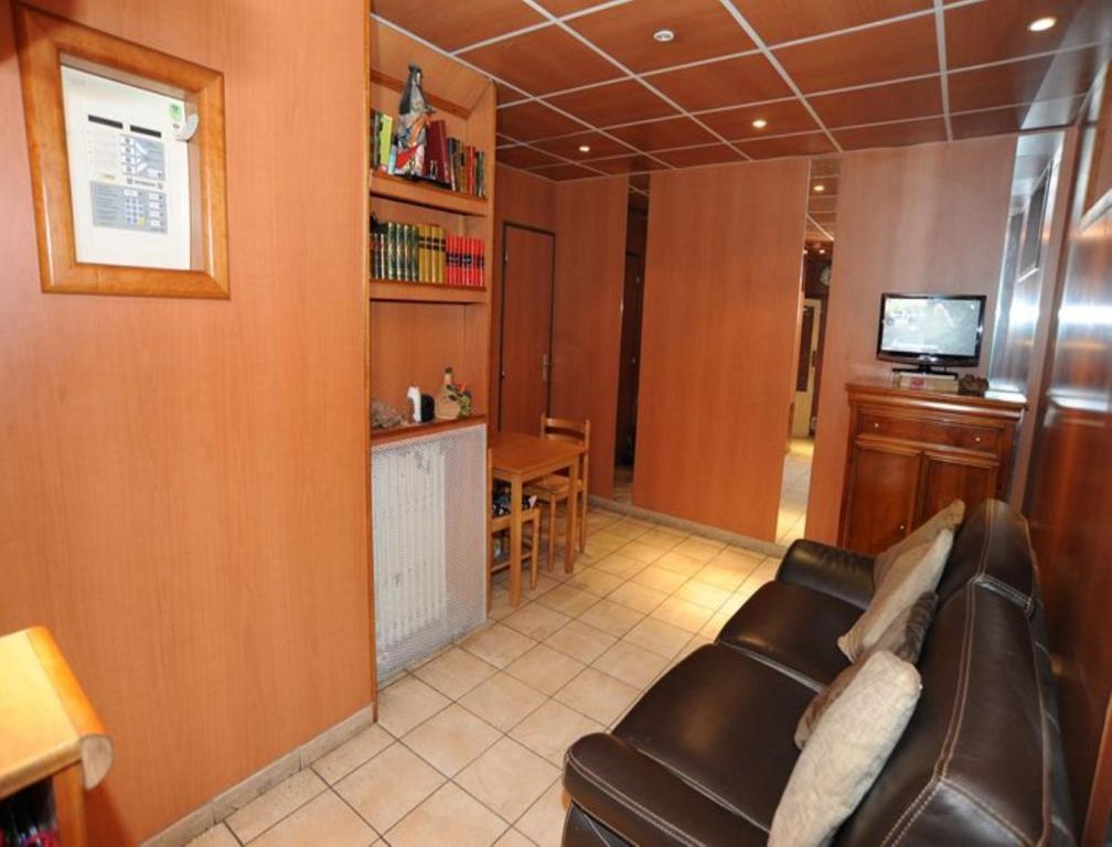 Sully Hotel - image 3