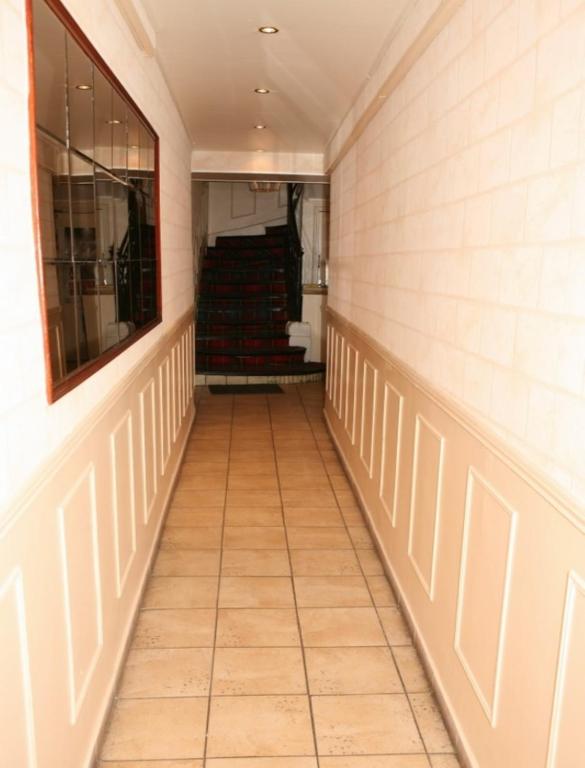 Sully Hotel - image 4