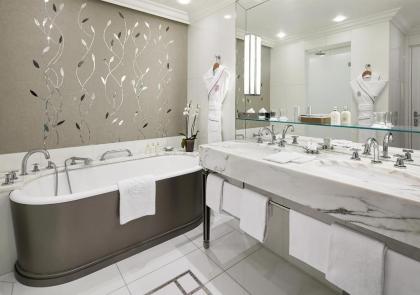 Hotel Plaza Athenee - Dorchester Collection - image 3