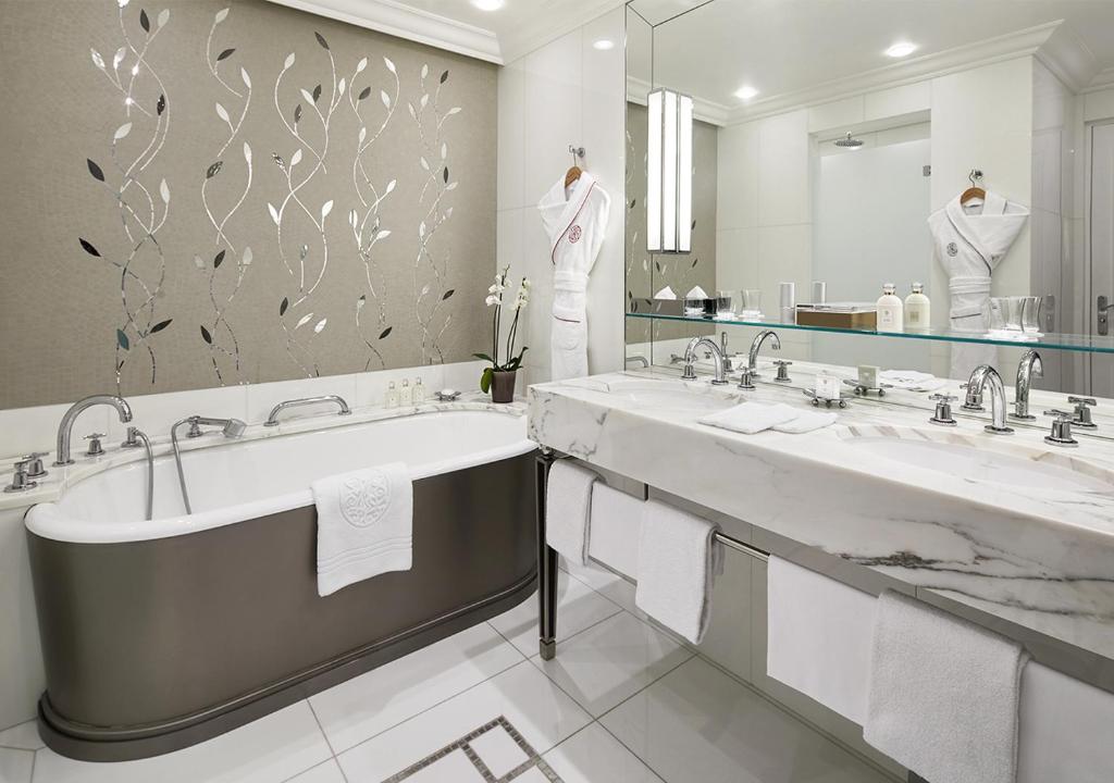 Hotel Plaza Athenee - Dorchester Collection - image 3