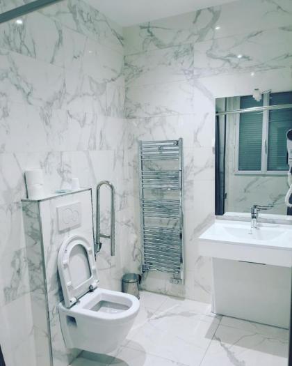 Modern's Hotel - image 3