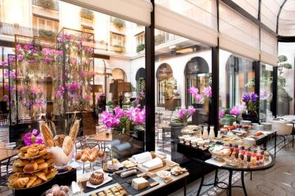 Four Seasons Hotel George V Paris - image 2