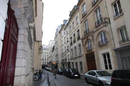 Victoires Near Louvre Apartment - image 3