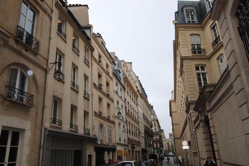 Victoires Near Louvre Apartment - image 5