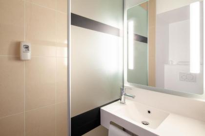 B&B HOTEL Paris Porte des Lilas - image 5