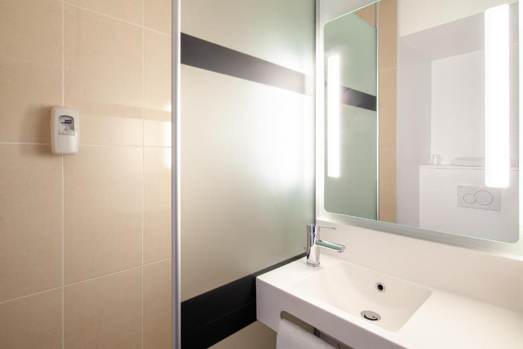 B&B HOTEL Paris Porte des Lilas - image 5